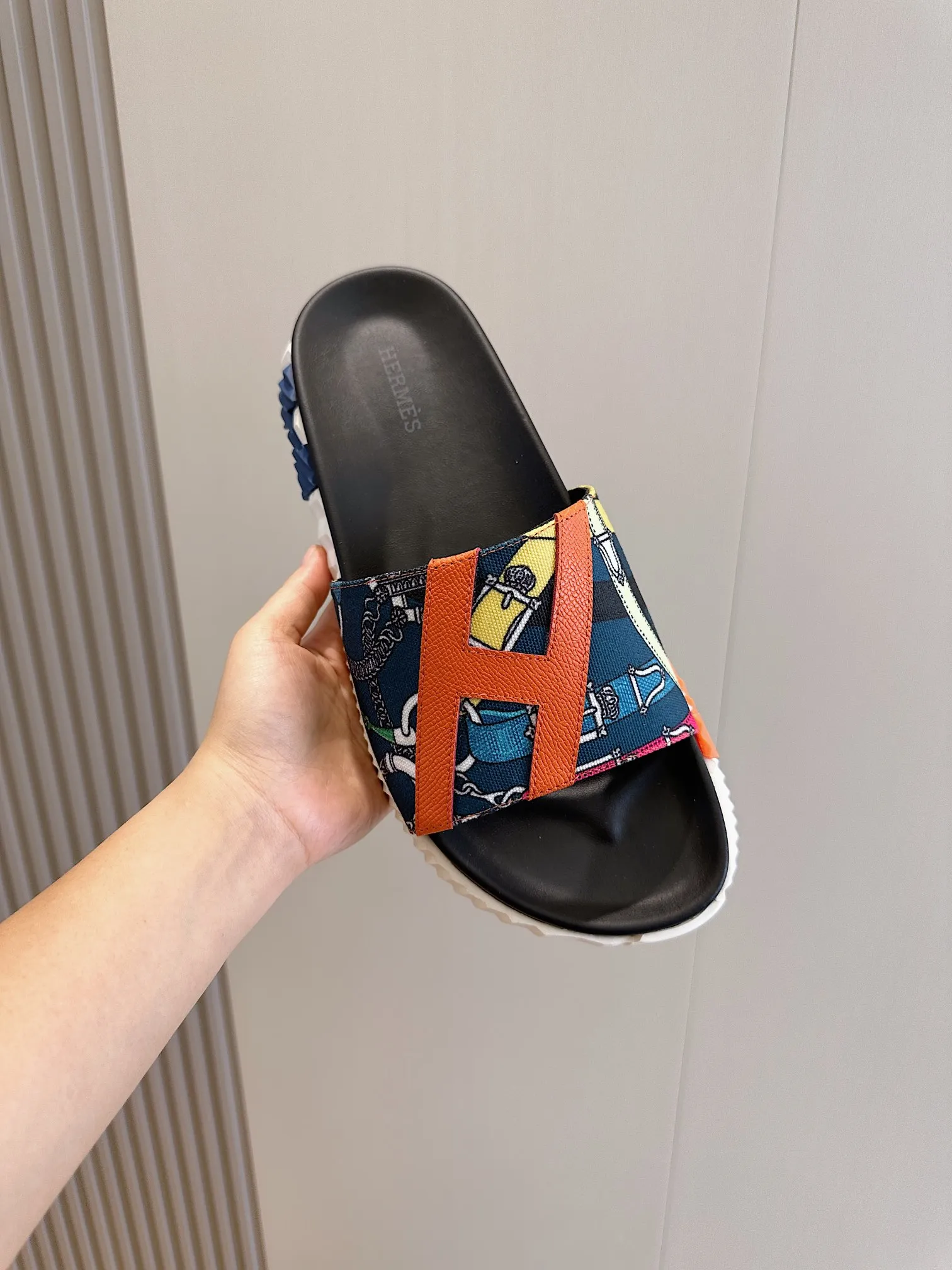 [HERMÈS] Top men's shoes 💰: 340💰 Size: 39-44 (38.45 46 custom-made) Herme*H Home Hermès Men's Sandals and Slippers - Original Replica Purchase the original version and make it one to one, the outsole is privately modeled, and the outsole color corresponding to each color is the same as the original version. Come to those who know the stuff 💪 The ultra-light soles are designed in contrasting colors, and they feel so comfortable on your feet! Calfskin, cowhide feet, private mold outsole.